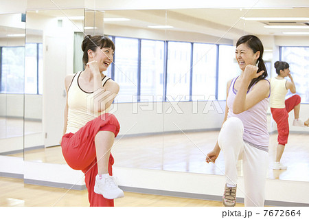 エクササイズをする女性2人 7672664