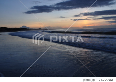 夜明けの浜辺 7672788