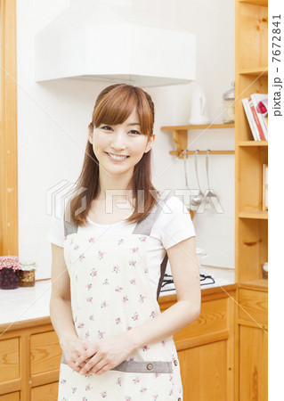 エプロンの女性 7672841