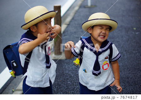 変な顔をする園児たち 7674817