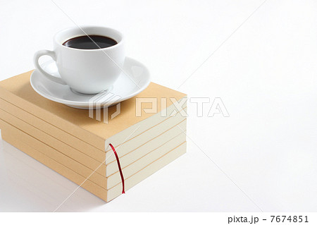 本の上のコーヒー 本の上のコーヒー 7674851