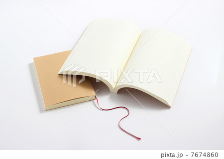 開いた本 7674860