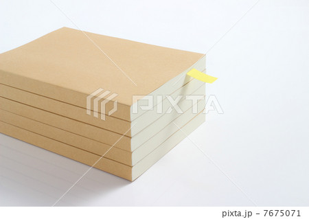 積み上げた本に付箋 積み上げた本に付箋 7675071