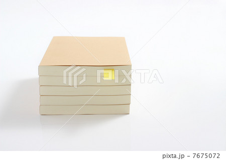 積み上げた本に付箋 積み上げた本に付箋 7675072