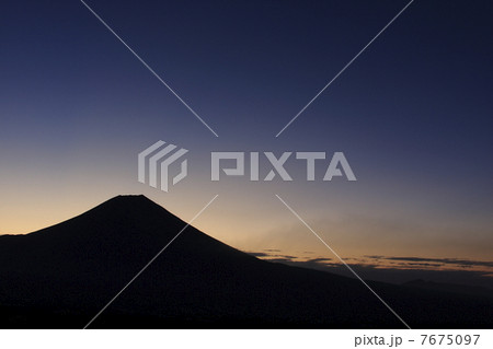 日の出前のシルエット 7675097