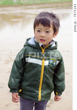 たんぼと子供 7675263