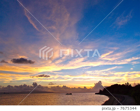 リゾートの夕暮れ 7675344