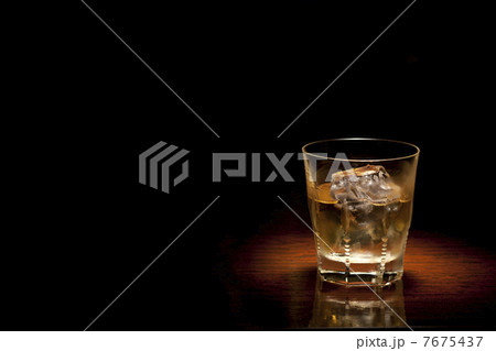 ウイスキーのロック 7675437
