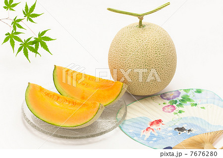 アールスメロンと団扇とモミジ 7676280