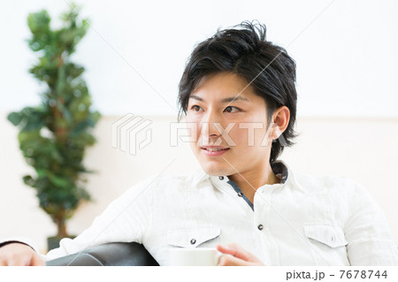 飲物を飲む男性 飲物を飲む男性 7678744