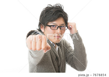 眼鏡を掛けた男性　パンチ 7678854