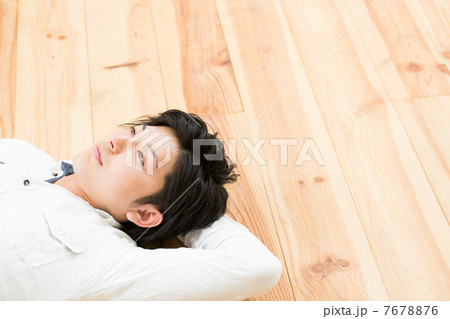 床に寝る男性 床に寝る男性 7678876