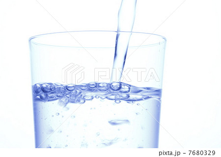 水を注ぐ 水を注ぐ 7680329
