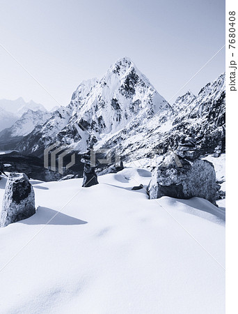 Cho La pass peaks at dawn in Himalaya mountains Cho La pass peaks at dawn in Himalaya mountains 7680408