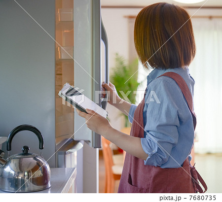 タブレットを持つ主婦 7680735