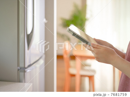 タブレットと主婦 7681759