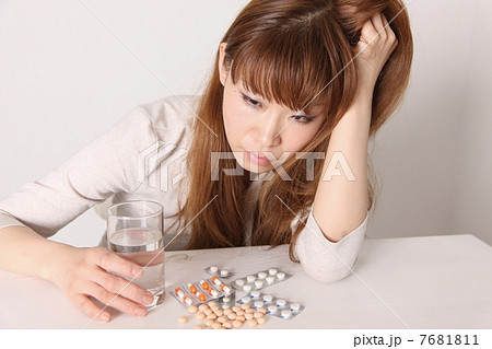 薬物中毒の女性 7681811