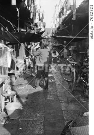 下町の長屋の雨あがり風景 下町の長屋の雨あがり風景 7682821
