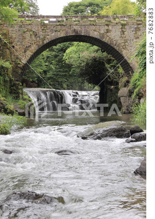 石橋と滝 7682883