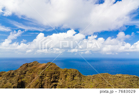 青い海 青空 浮かぶ雲 岩肌 青い海 青空 浮かぶ雲 岩肌 7683029