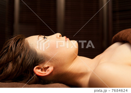 エステ(本物のプロのエステティシャンによる施術風景) エステ(本物のプロのエステティシャンによる施術風景) 7684624