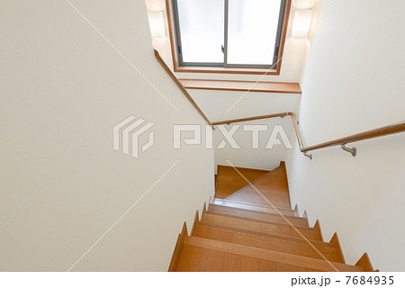 手すりのある階段 7684935