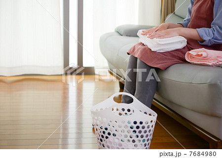 主婦と洗濯物たたみ 7684980