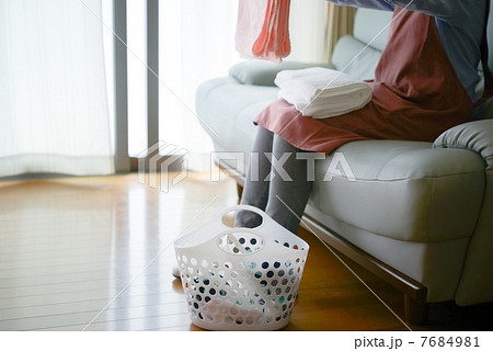 主婦と洗濯物 主婦と洗濯物 7684981