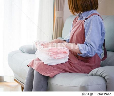 主婦と洗濯物 7684982