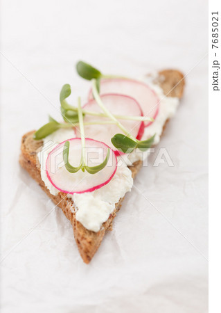 sandwiches with radish and sunflower sprouts 7685021