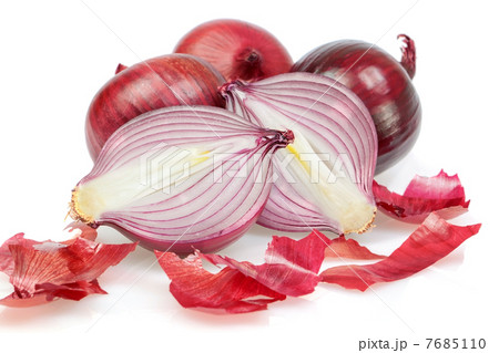 Group of fresh vegetables, onions, unpeeled. On a white backgrou Group of fresh vegetables, onions, unpeeled. On a white backgrou 7685110