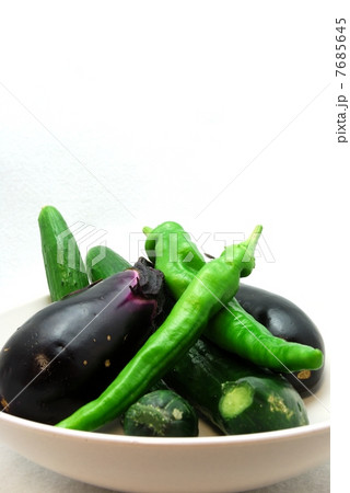 家庭菜園でとれた不揃いな夏野菜 7685645