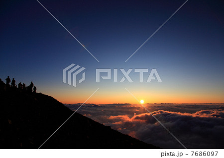富士山頂からの御来光 7686097