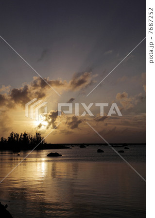 佐和田の浜の夕暮れ 7687252