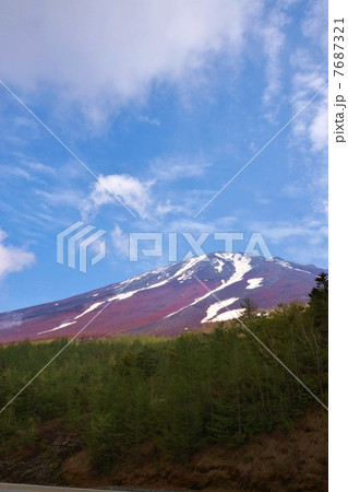 祝世界遺産登録・五合目からの夏富士・赤い山肌の山頂付近縦位置 7687321