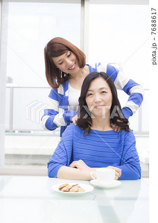 母親の肩を揉む娘 7688617