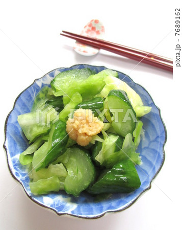 おろししょうがをのせたきゅうりとキャベツの漬け物 おろししょうがをのせたきゅうりとキャベツの漬け物 7689162