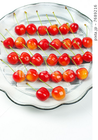 お皿に並んだサクランボ 7689216