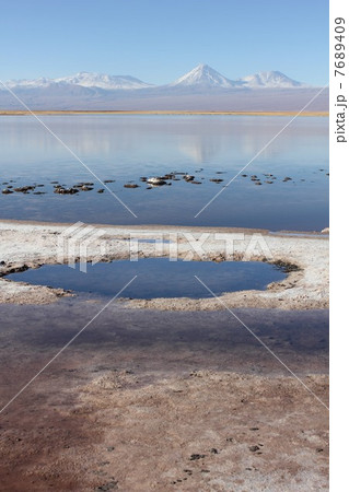 アタカマ塩湖とアンデス山脈の写真素材