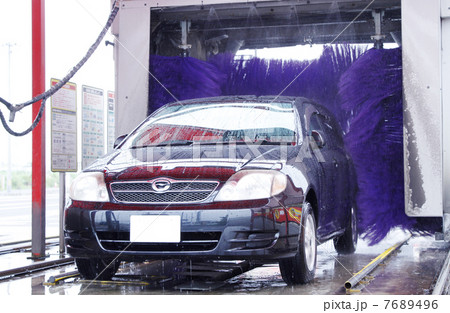 洗車機でクルマを洗う 7689496