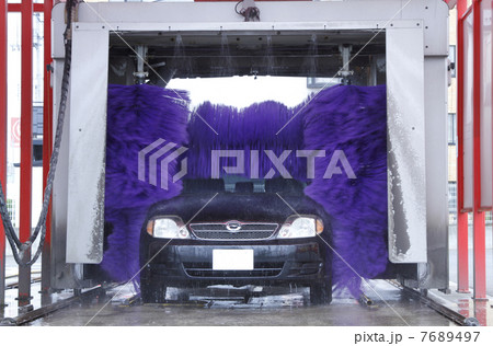 洗車機でクルマを洗う 7689497