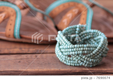 水色のビーズブレスレットとサンダル　夏イメージ 7690074