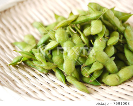 ザルに盛られた枝豆　 7691008