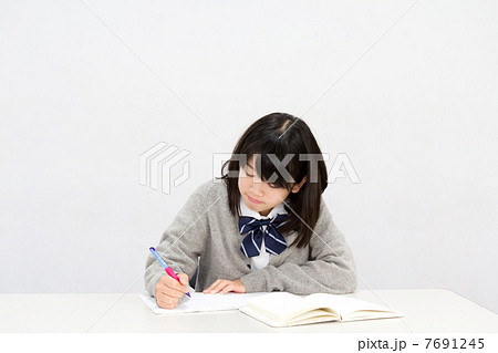 勉強する女の子 7691245