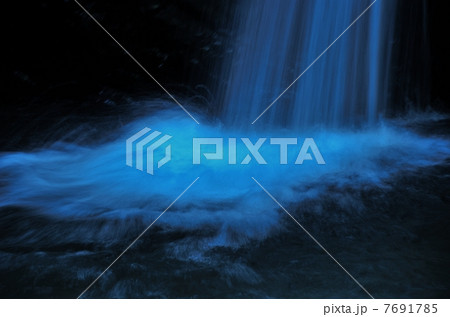 滝つぼ 7691785