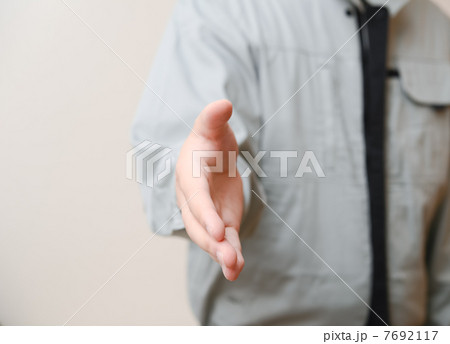 握手する作業員 7692117