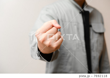 ガッツポーズする作業員 7692118