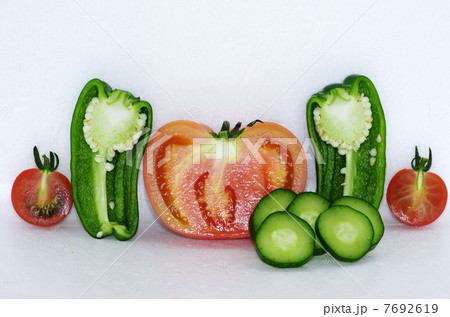 半分に切断された新鮮夏野菜 トマト ピーマン キュウリ ミニトマトの写真素材