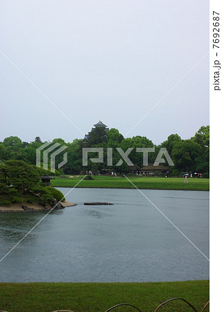 雨の日の後楽園から遠望する岡山城(縦位置） 7692687