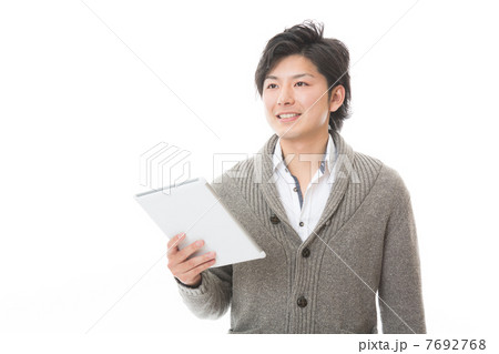 タブレットコンピューターを見る男性 7692768
